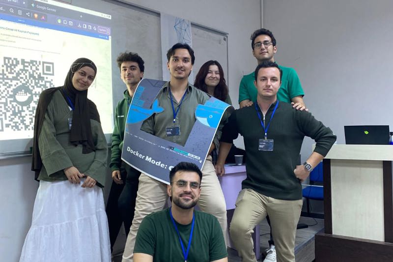 Docker Bootcamp ekibi ve Docker eğitim afişi