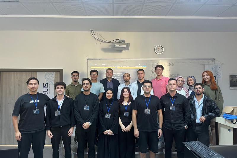 Kampüs İdeathon etkinliğinde katılımcılar ve Nexus ekibi